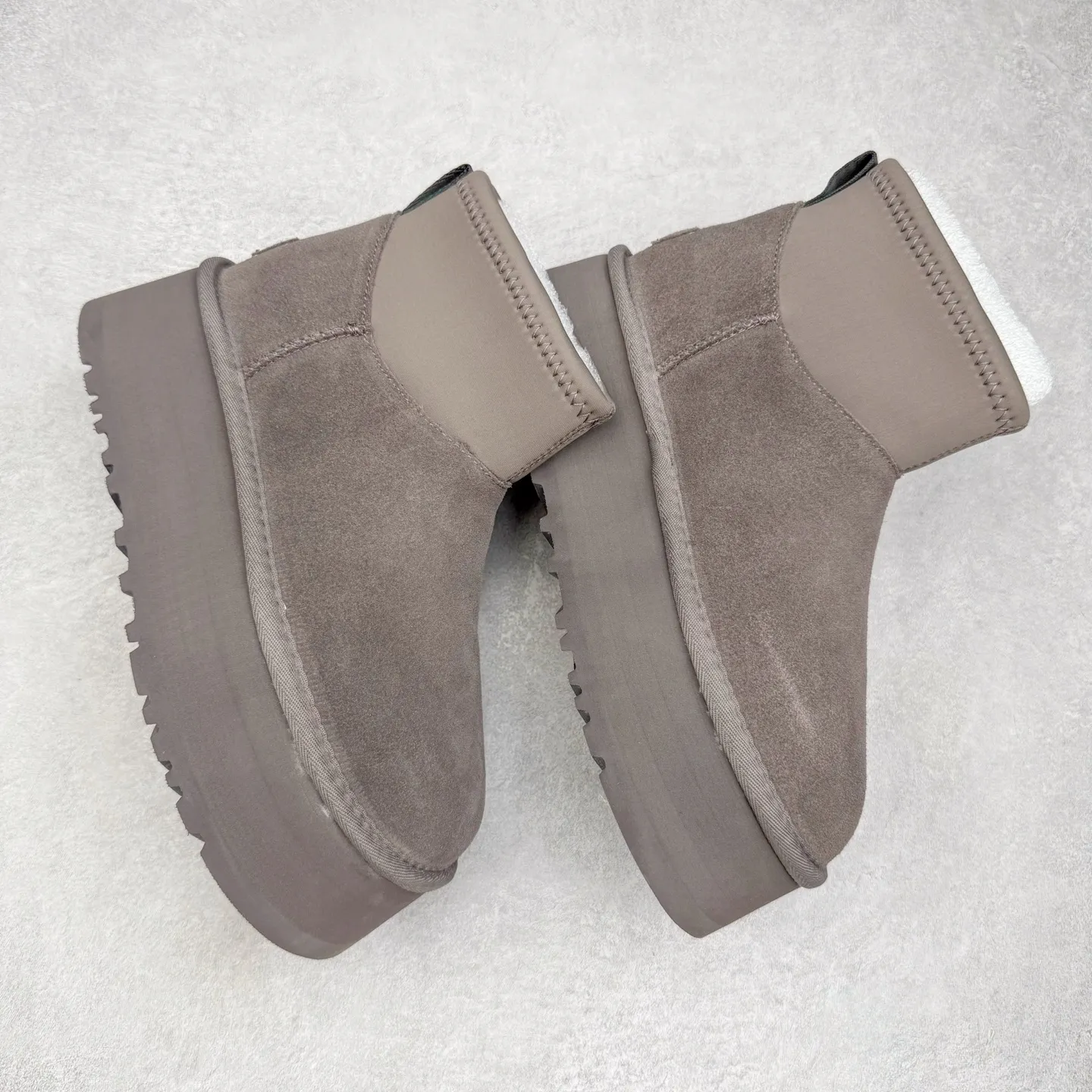 Pick up locally💰520 UGG 8170 classic autumn and winter sheepskin and fur integrated snow boots. Private order price and ingenious positioning. Direct supply from Sangpo eight-year-old factory. Reject high profits. Differentiate pig-killing version. Longfeng A-grade Australian imported sheepskin and fur integrated. Fully follow the ZP process. OEM original pattern maker. Adhere to no original shoes and no development options. Pay attention to every detail. The most authentic version on the market. TREADLITE "light wing" technology outsole. Lightweight/durable/flexible/pile-type suede upper, fine skin-friendly recycled polyester fiber piping, comfortable and easy to care for, good warmth retention, UGG plush™ lining and insole, soft and skin-friendly, comfortable and warm, classic shoe shape with lightweight thick sole, stable and fashionable for autumn and winter street style, Treadlite by UGG light wing outsole, light cushioning, reducing the burden on your feet, comfortable and lightweight, helping you to play easily all day long. Size: 35 36 37 38 39 40 41 Coding: by3936000